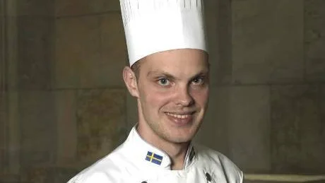 Conrad Tyrsén, 22-åring från Visby, är en av de fem finalisterna i tävlingen Årets konditor.  Foto: Jakob Lindberg