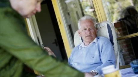 FIKASTUND. Ingrid och Ingvar Carlsson bjuder på kaffe och en fantastisk utsikt från verandan.