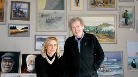 Ylva Hammar och Jan Strömdahl vill ge ut en bok om Erik Olsson. Här syns de omgivna av Eriks tavlor i hans ateljé i Kovik.foto: ola sollerman