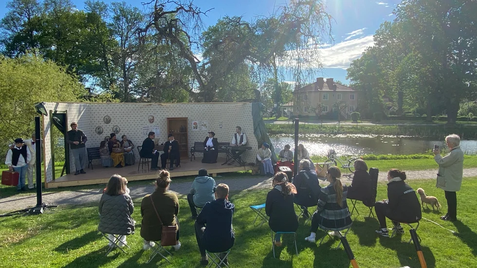 Både manus och musik såväl som koreografier är nyskrivna efter ett utförligt undersökande och letande i hembygdsföreningens arkiv, samtal med nu levande Vingåkersbor som delgett sina personliga minnen och berättelser.