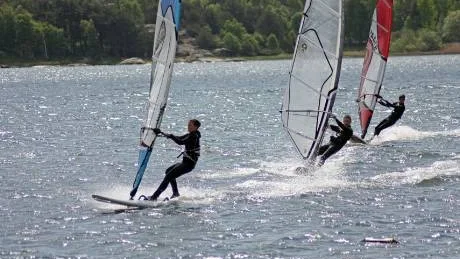 Rafflande heat med tre deltagare i vindsurfingtävlingen utanför Fiskebäck.