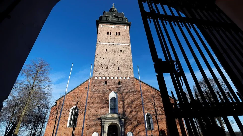 Tisdagen den 31 juli 2018 gick två tjuvar rakt in i Strängnäs domkyrka och stal en ovärderlig kulturskatt. De försvann med båt över Mälaren.