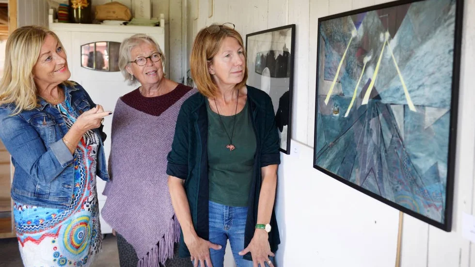 Styrelsemedlemmarna Annette Wålarö och Kristina Pettersson tillsammans med ordförande Ulla Ceder. Här beskådar de ett verk av en elev på Frejaskolan, som man kan se på konstrundans samlingsutställning.
