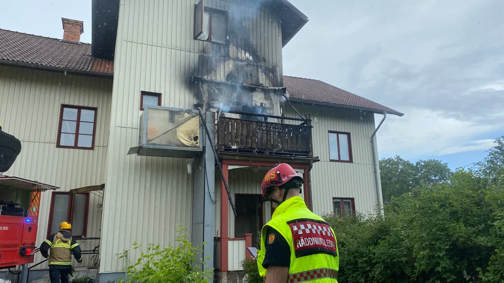 Huset på Tornvägen i Rejmyre klarade onsdagens brand men skadorna på fasaden till den drabbade lägenheten blev stora.