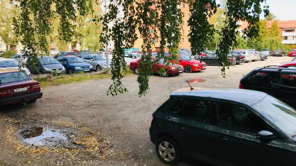 I dag används marken som ska bebyggas som parkeringsplats.