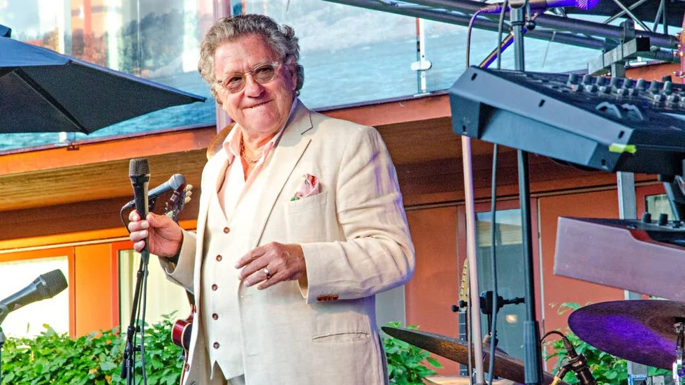 Tommy Körberg under spelningen på Bomans 2017.