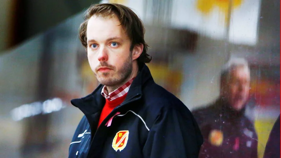 Gustaf Länn coachar Åker/Strängnäs mot Värmdö i hemmahallen.