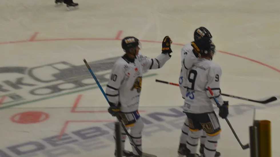 Här har Visbys nye finländske center Teemu Huttu precis utnyttjat en retur som den annars duktige hemmamålvakten Daniel Fahlström släppte. Ett mål som innebar 2–3.