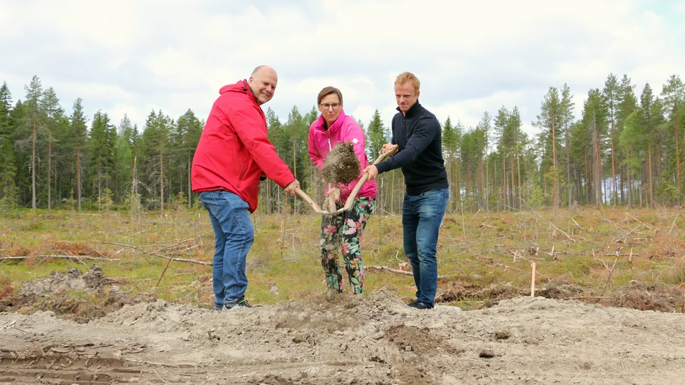 Sven-Gösta Pettersson (S) socialnämndens ordförande, Helena Stenberg (S) kommunalråd och Erik Larsson, BD bygg, tog ett första spadtag för nya äldreboendet Skogsgården.