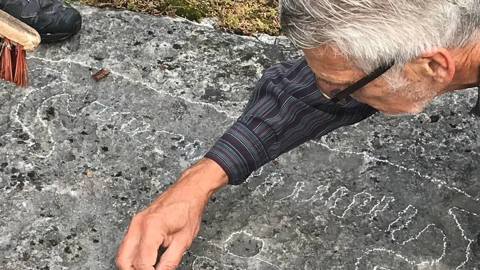 Sven-Gunnar Broström för kritan med van hand över hällen och snart framträder båtar.