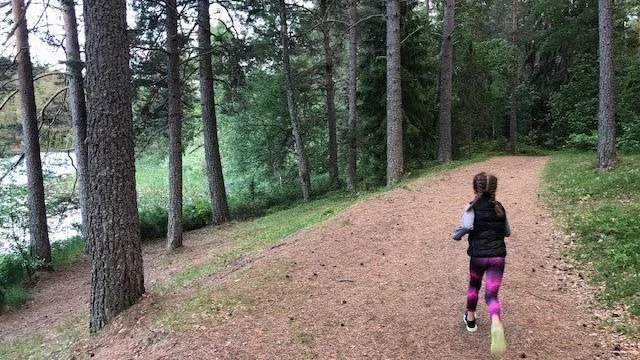 Dottern Julia, 8 år, testspringer loppets löparbana.