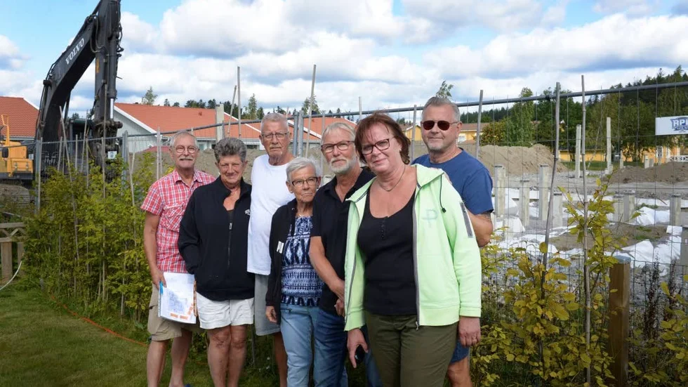 Harald Wagner, Margerete Kit Carlsson, Alf Carlsson Lena Hannu, Björn Hannu, Roland Seth och Maud Seth framför byggarbetsplatsen bakom Haralds hus.