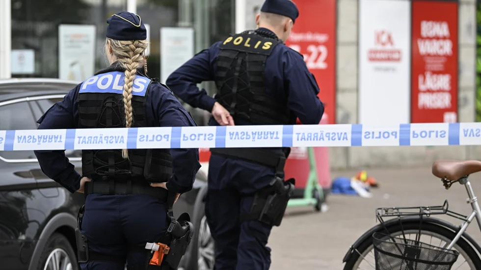 Polis på plats efter att en man i 20-årsåldern hittats skadad på en gata i Helsingborg.