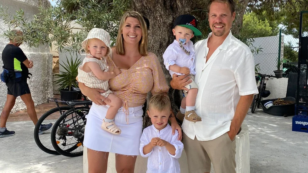 Det som skulle bli några månader per år ser ut att bli ett långt Spanienäventyr för Pär Dalhägg som nu har hela familjen på plats. Barnen Lion, Leah och Lexian samt sambon Johanna Tibblin.