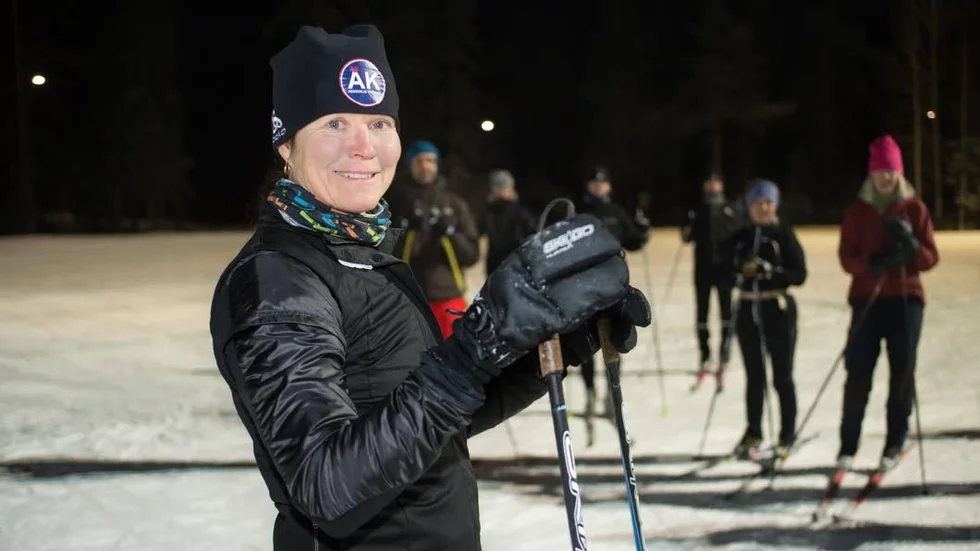 När Karin Johansson Edman själv var elitåkare i skidåkning tränade hon ensam. Nu leder hon grupper av människor som vill vara sociala under träningen.