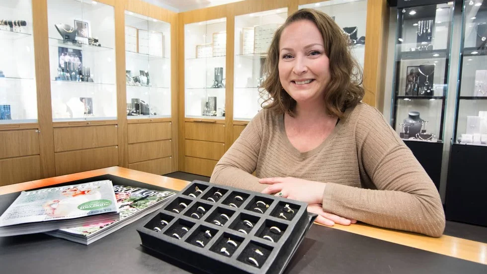 Hjälper till. Johanna Wallin, Fritz Olsson, hjälper giftassugna par med att välja ut ringar.