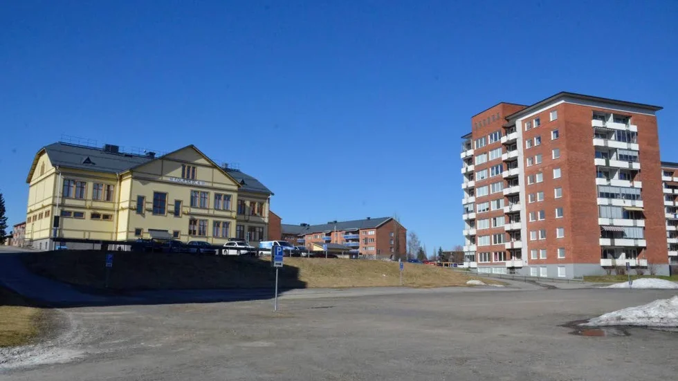 Emot. "Vi har snart asfalterat hela centrum. det blir bara Kvarnängen kvar som grönområde", säger moderaten Olle Lindtröm, som inte vill att grusplanen nedanför Centralskolan bebyggs med ett höghus.
