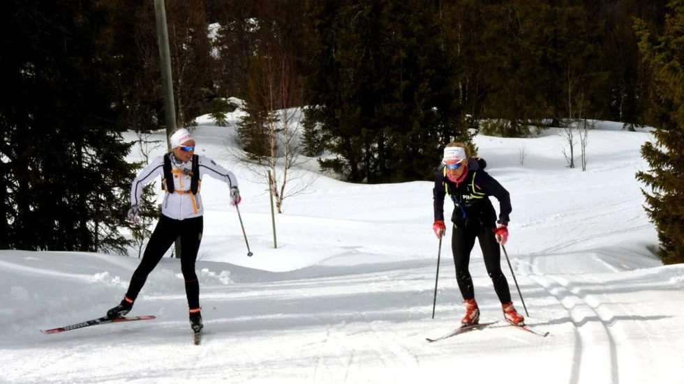 Framtid. Påiteå Elits Emma Ribom, 19, och Lisa VInsa, 20, tränar tillsammans under klubbens träningläger i Saxnäs, Västerbotten.