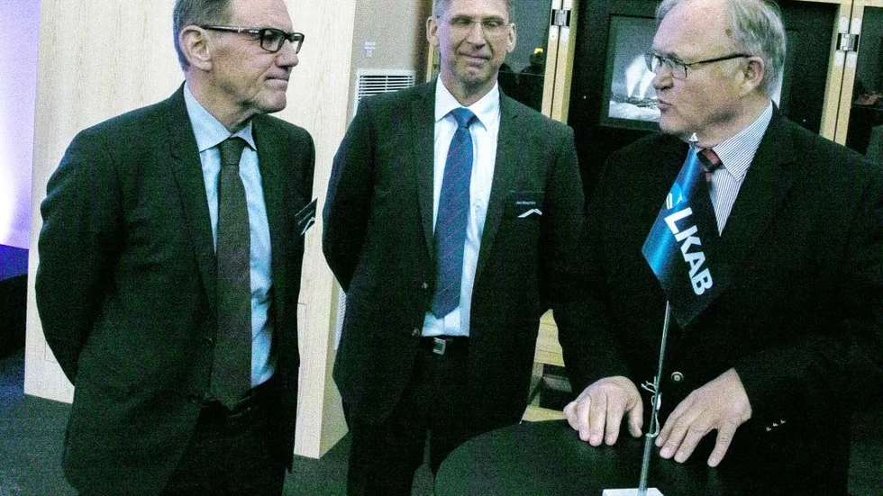 HANDSLAG. Sten Jakobsson lämnade över till LKAB:s nye styrelseordöfrande vid torsdagens årsstämma i Luleå. I bakgrunden Jan Moström, vd.