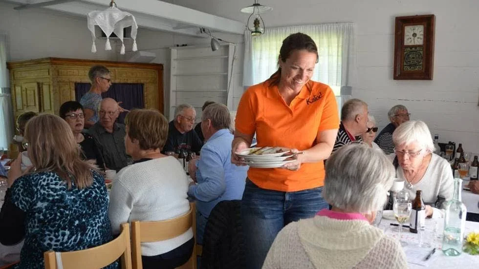 BLAND GÄSTERNA. Åsa Andersson-Ulvede trivs bland besökarna, här i samband med Birka-resenärernas besök i Pålänge sommaren 2016.