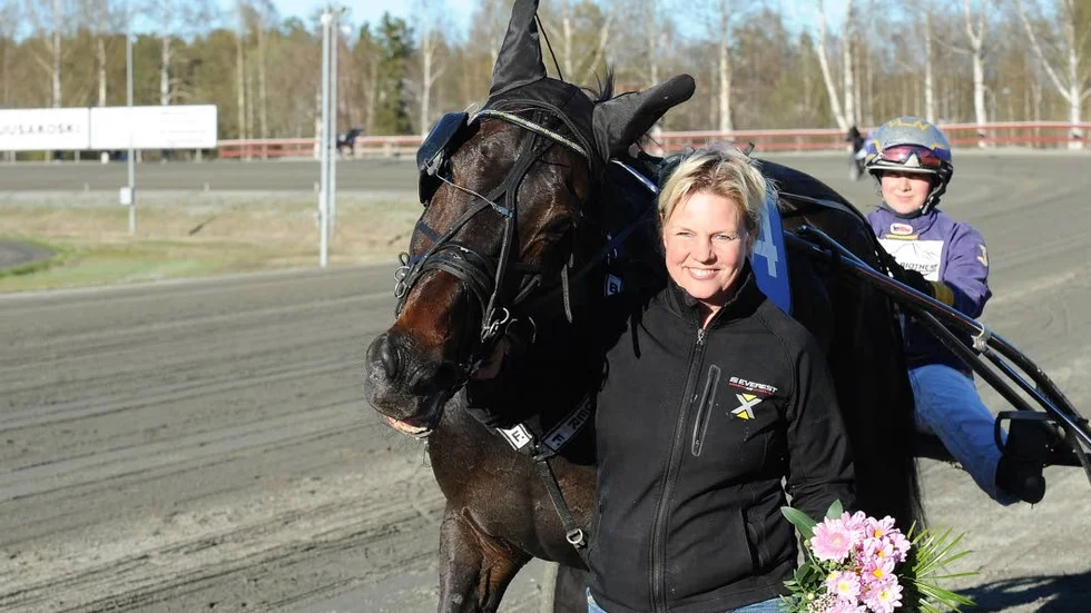 Vinnarcirkeln. Här får Lisa Wahlberg leda Ballromdancer F. ur vinnarcirkeln efter en seger i Skellefteå.