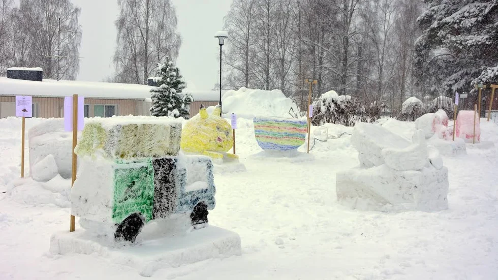 VINTERFEST. Elever på Harads skola har gjort snöskulpturer i Bergmanparken i Harads.