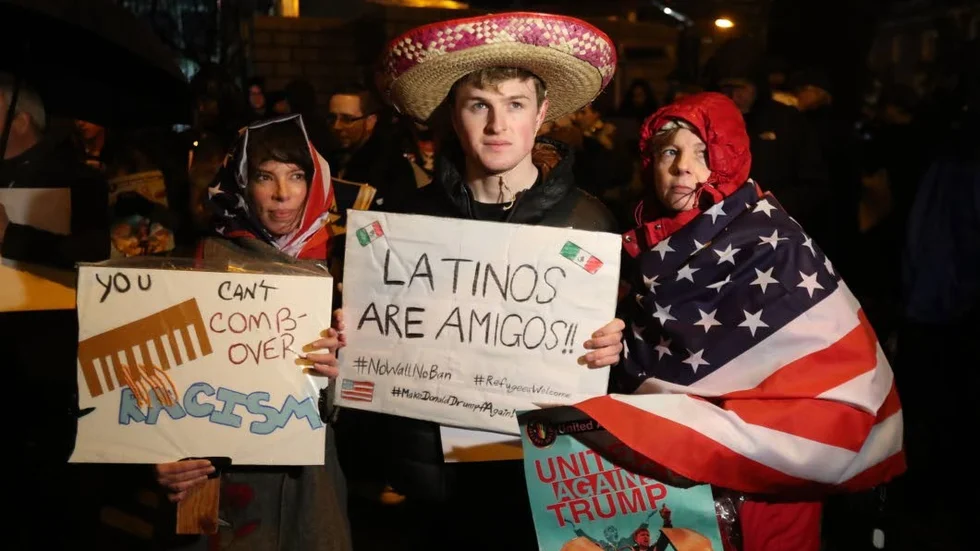Antirasister. Motståndet mot Trumpadministrationen växer World Wide. Här en bild från en antirasistisk demontration utanför amerikanska ambassaden på Irland.