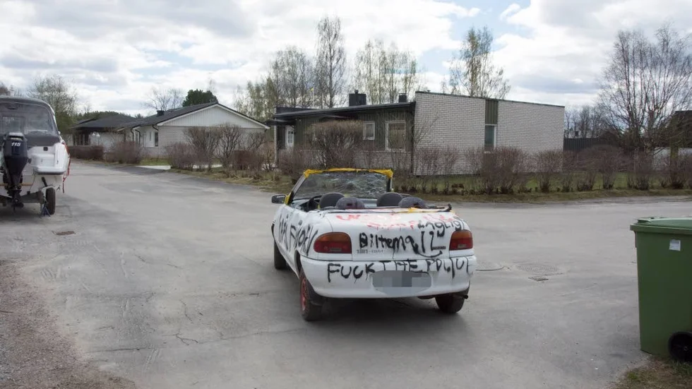 Flyktbilen. Så här såg bilen ut som bensintjuvarna körde. Efter att ha kört igenom Bäckhagens förskolas gård och skakat av sig polisen parkerade de tre ungdomarna flyktbilen i närheten av en villa och flydde sedan platsen.