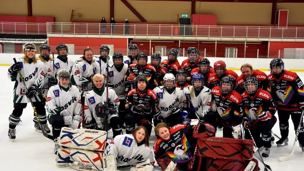 Dubbelt upp. Rosvik i vitt och Kiruna i svart möttes i Luleå.