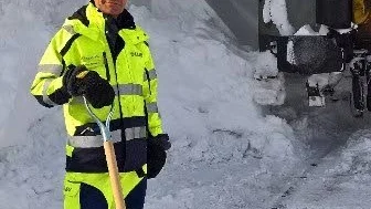 OMPRIORITERING. Eftersom inga tåg kunnat gå sedan i söndags styrdes verksamheten om och lokförare och termilarbetare fick skotta snö istället. Här Anders Björnström, chef på LKAB Malmtrafik.