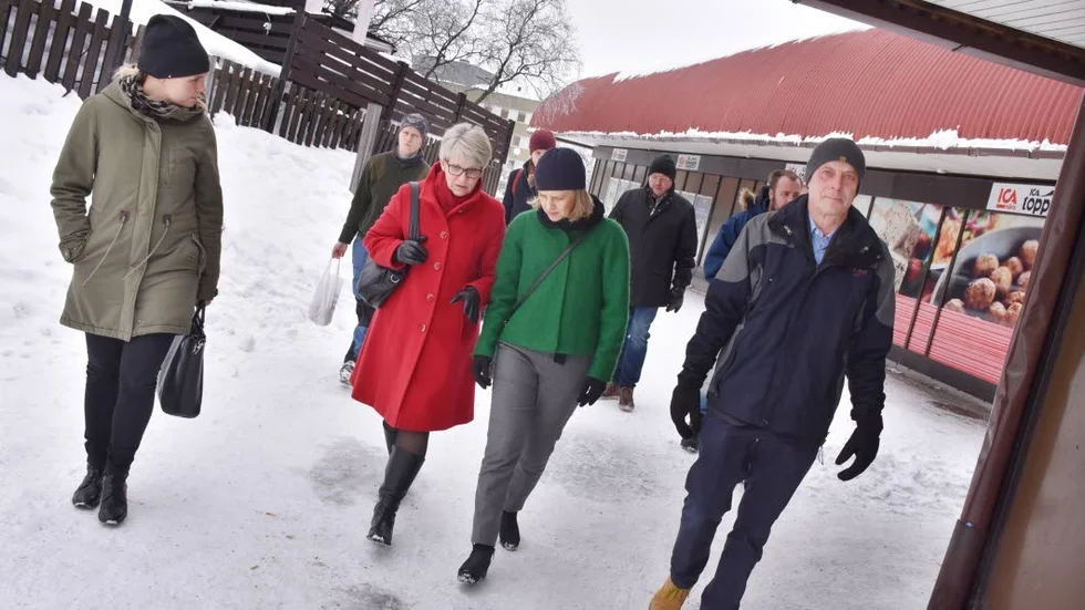 Lär om Kiruna. Miljöminister Karolina Skog (i grönt) fick en dragning om stadsomvandlingen under Kirunabesöket.