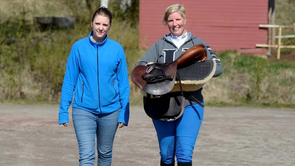 HOPPFULLT. Nedläggningshotade Ridcentrat 
i Vännäsberget ser ut bli kvar – tack vare samarbetet med nybildade Vännäsbergets ridklubb. På bilden klubbens ord-
förande Emma 
Falkälv och ridcentrats ägare 
Anna-Maria Nyberg Andersson.