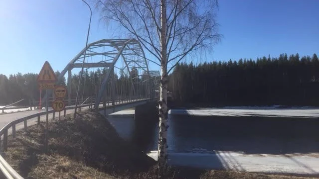 Islossning. Ingen vet än vem som vunnit gissningsleken. Den som gissat närmast det datum flotten åkte iväg vinner. -Det är många lappar att kolla igenom, säger Inger Grankvist.