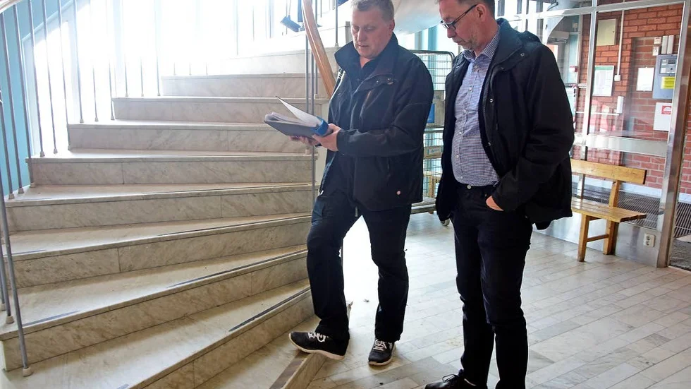 ÅTGÄRDAS. Roger Jäderström, driftchef, förklarar att här i trappen ska  de göra nya och tydligare kontrastmarkeringar och förlänga ledstången på ena sidan. Anders Petterson (KD) att både inventering och handlingplan har förankrats i Rådet för funktionsnedsatta.