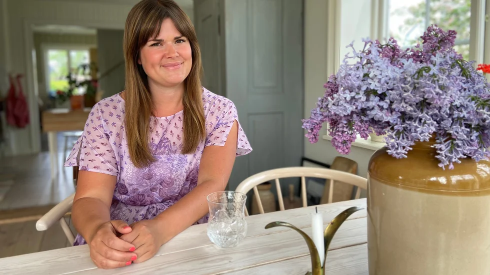 Lila är Ulrika Andåkers favoritfärg och just nu står syrenen i full blom i Pryssgården. "Blommor har jag alltid på bordet, det är inte bara för att du är här", säger Ulrika och skrattar.