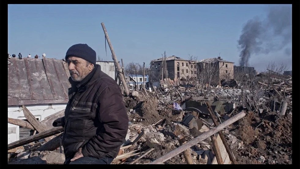 "Mariupolis 2" skildrar hur invånarna i Mariupol lever i den sönderbombade staden.