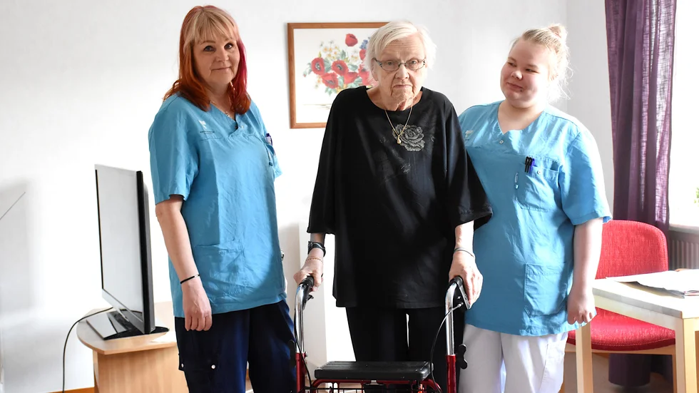 Gunilla Eliasson, Astrid Holster och Frida Uusitalo. "Det är personalbrist och de springer ihjäl sig här", säger Astrid Holster. 