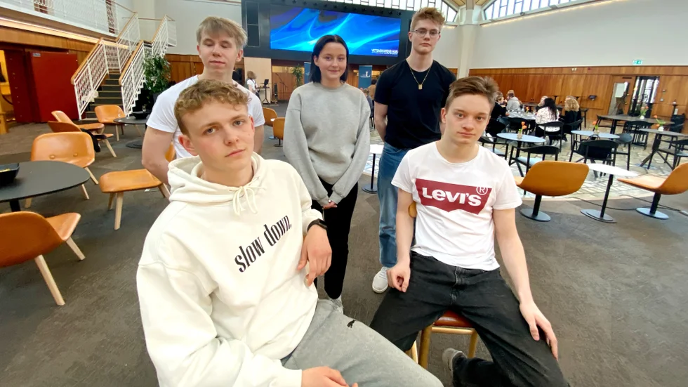 Sjötransporter var ämnet för det här gänget. Det finns en stor potential i att tillverka mer biogas i Luleå, ansåg eleverna. "Vi måste ta in mer skit helt enkelt", sade Lukas Öhman på scenen. Längst fram Lukas Öhman och Erik Nilsson. Bakre raden: Arvid Rosenberg, Ida-Elvira Karlberg och Alexander Strandberg Beselin.