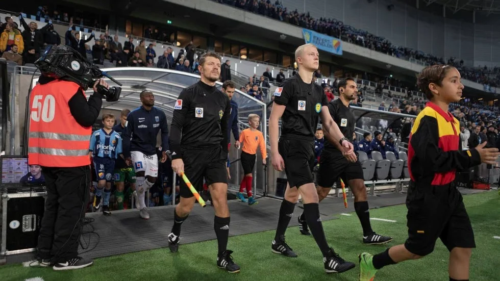 Domartrion marscherar in i Adam Ladebäcks allsvenska debut och tillika förre landslagsmålvakten Andreas Isakssons sista match