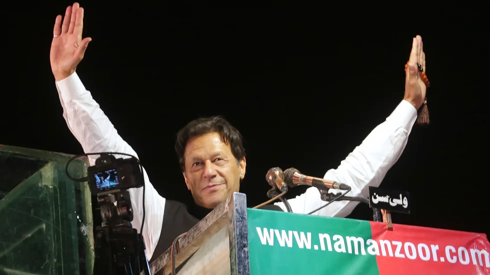 Pakistans förre premiärminister Imran Khan under ett tal till anhängare i april. Arkivbild.