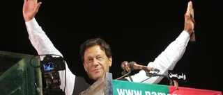 Borttvingad Khan manar till marsch