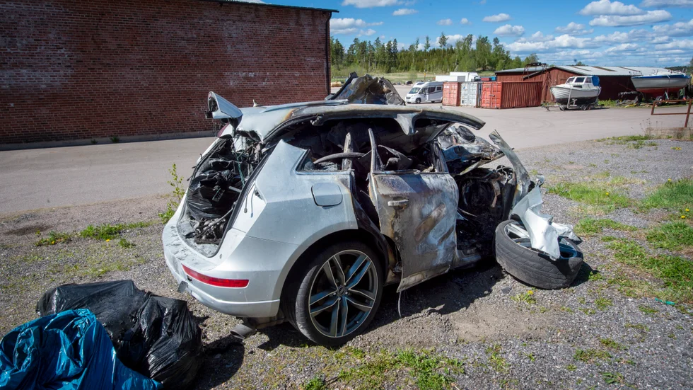 Bilen som tre personer färdades i när de frontalkrockade med en minibuss på E4 norr om Nyköping.