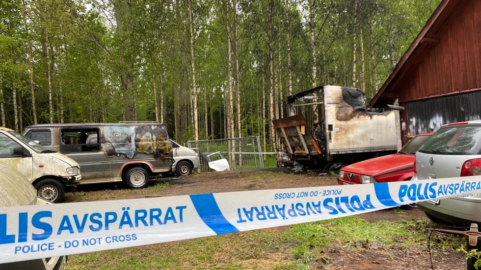 Fyra fordon totalförstördes i en brand nära Eriksbergsrondellen under natten mot fredagen.