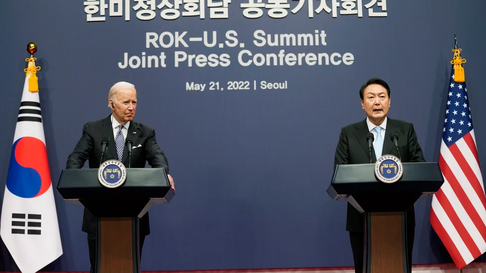 USA:s president Joe Biden lyssnar på Sydkoreas nye president Yoon Suk-Yeoul vid en presskonferens under lördagen.
