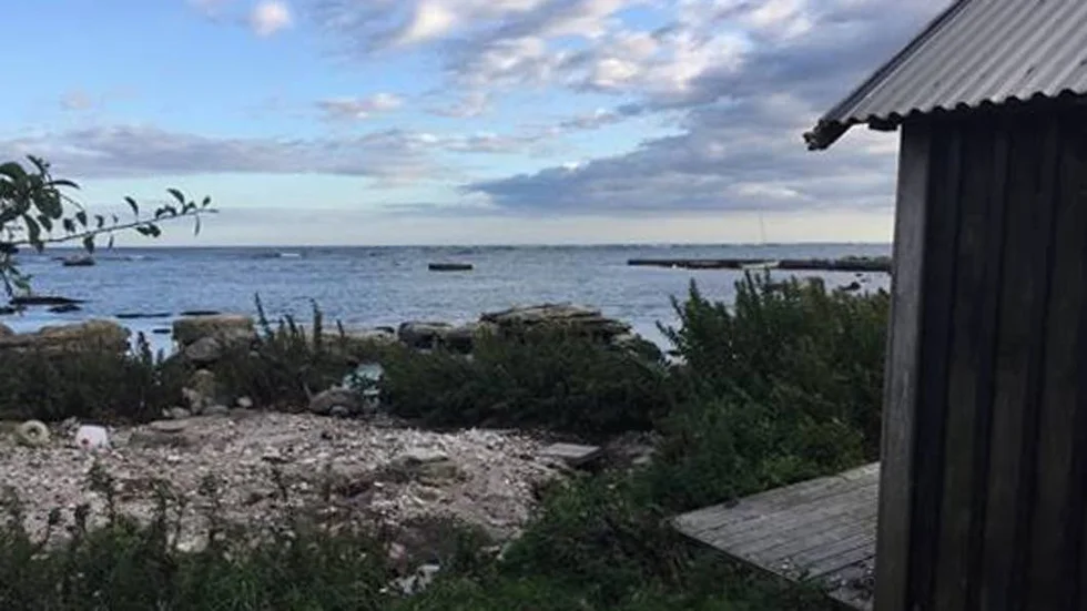 Boden till höger i bild stod tidigare på gruset till vänster i bild.