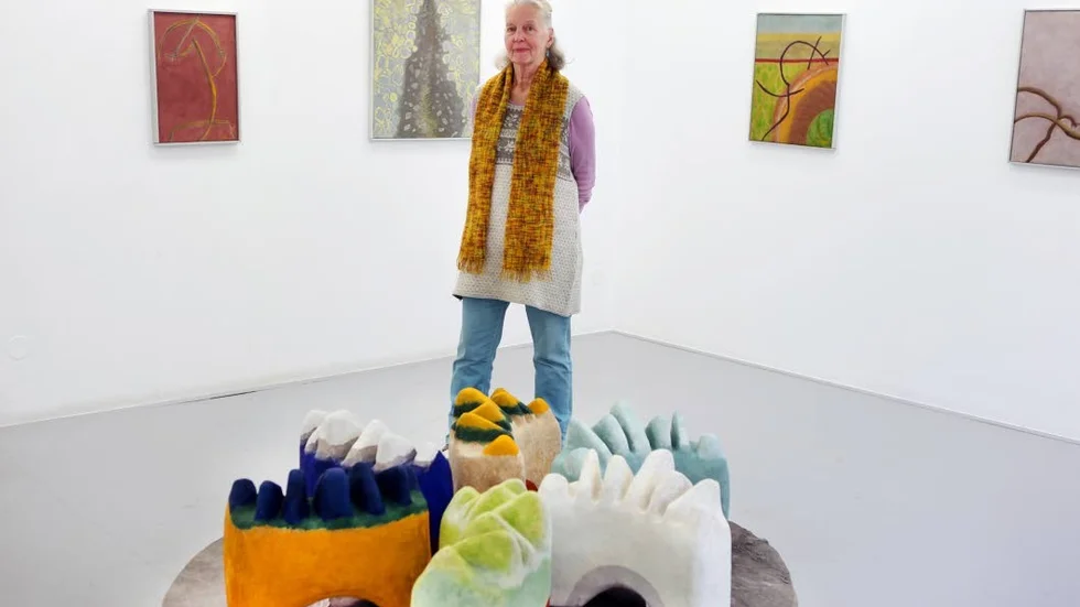 Birgitta Halldin. Ställer ut skulptur och målningar.
