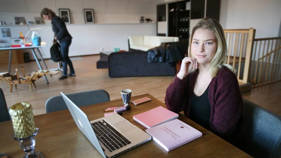 KORR-STUDENT. Maja Roslin läser gymnasie-ekonomi på distans mot  Torsås korrespondensgymnasium. Samtidigt är hon på gång att starta ett företag inriktat på bokföring för att ytterligare förstärka sina ekonomikunskaper.
