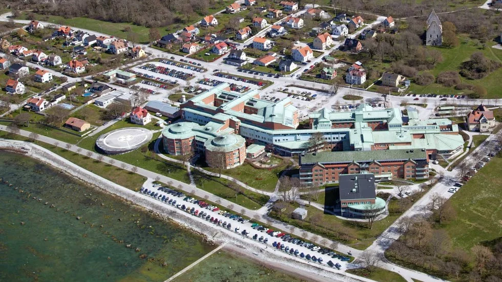 Frågan om hur parkeringssituationen vid Visby lasarett drar ut på tiden.