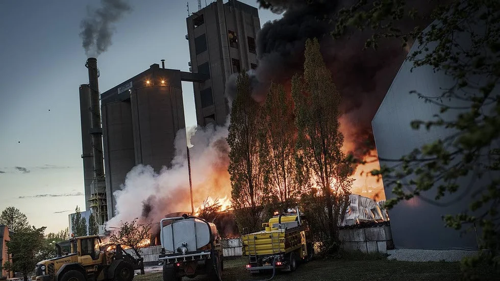 Branden. På kvällen den 25 maj utbröt branden på Cementa i Slite. Den hotade flera närliggande byggnader, men lyckades till slut fås under kontroll.