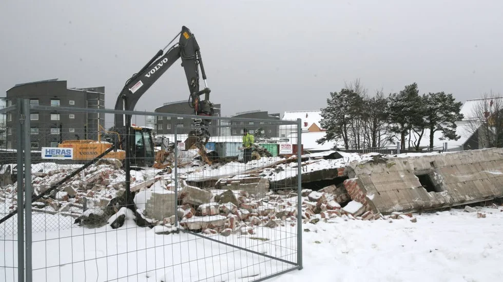 BLÄCKFISKEN. Rivningen av den bensinstation som låg intill Lummelundsväg i Visby är i full gång. Här kommer ett antal stadsradhus att växa fram och utgöra en del av bostadsområdet Bäckfisken.